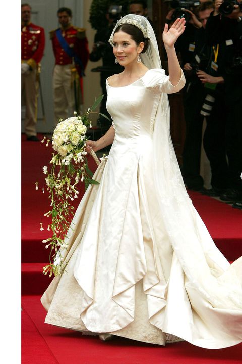 新娘身穿9.9米非遗婚服惊艳亮相